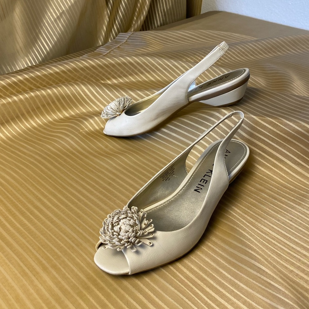 New ANNE KLEIN Flex low heels open toe women shoes. Off- white color. Size 8.5